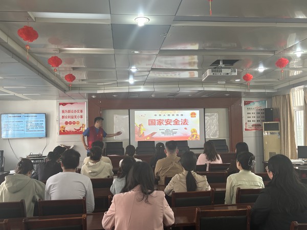 2025年4月10日，花园社区携手滁州自来水公司“蓝背心”志愿服务队，联合同乐街道司法所，开展“全民国家安全教育  走深走实10周年”为主题的国家安全教育日宣传活动。.jpg