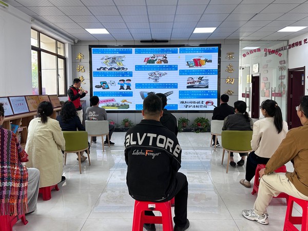 银东社区2025年4月16日开展“抵制网络谣言，共建清朗家园”主题活动  拍摄者：林婧   工作单位：银东社区 1.png