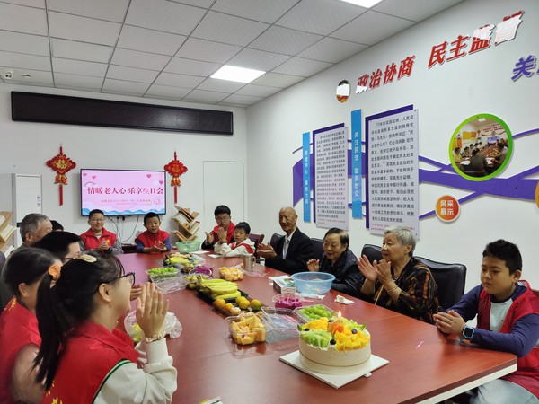 龙蟠南苑社区开展“情暖老人心 乐享生日会”集体活动.jpg