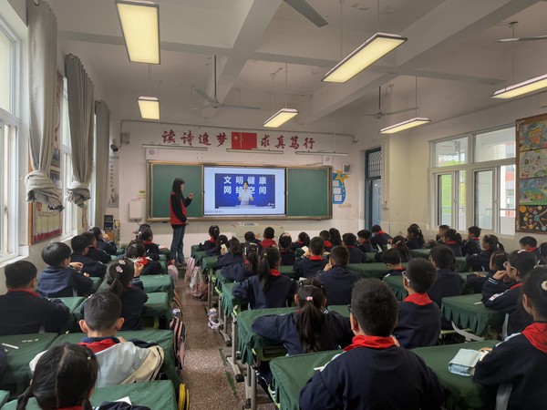 2025年5月9日阳明社区开展网络举报辟谣和网络普法进学校活动 (2).jpg