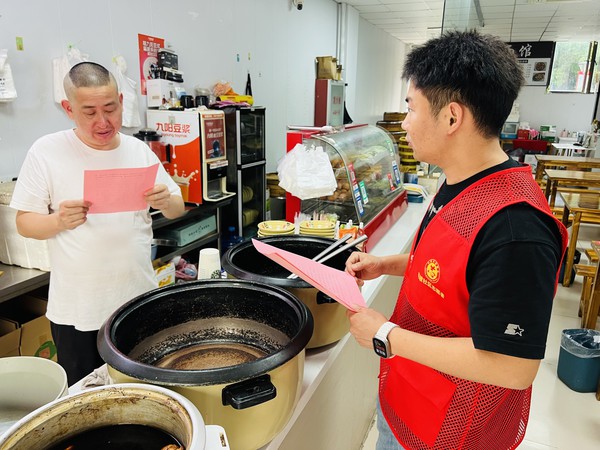 5.13向商户宣传诚信经营2.jpg