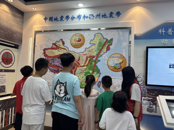 2025年5月17日花园社区开展“社区科普行 地震知识伴童行”科普活动1.jpg