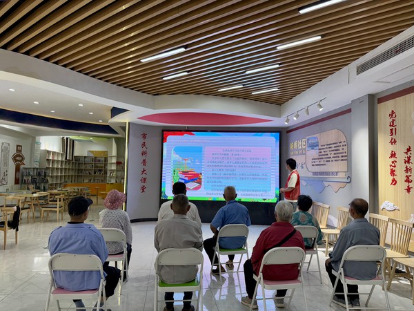 滁州市南谯区同乐街道阳明社区新时代文明实践站，2025年5月21日上午，阳明社区新时代文明实践点，开展“智慧助老防诈骗”老年人普法活动（拍摄者：徐博庆，拍摄单位：阳明社区） (2).jpg