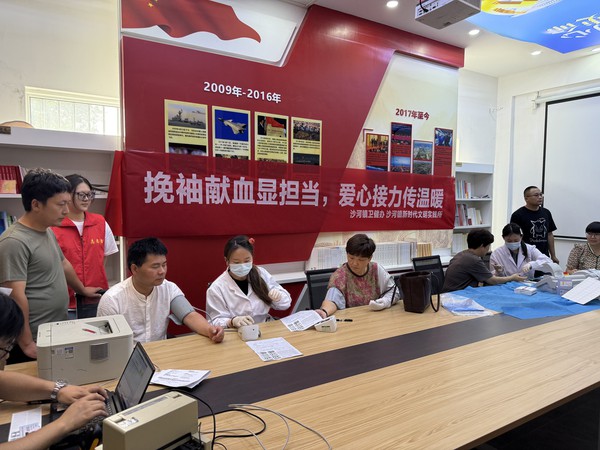 5.21 沙河镇新时代文明实践所联合沙河镇卫健办开展“挽袖献血显担当 爱心接力传温暖”鲜血活动1.jpg