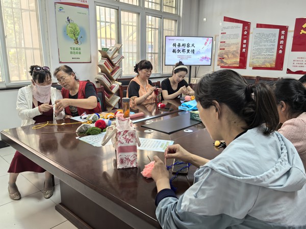 红庙社区新时代文明实践站，2025年5月19日下午，在红庙社区开展“传承好家风 钩织邻里情”主题活动（拍摄作者：红庙社区刘申昇） (5).jpg