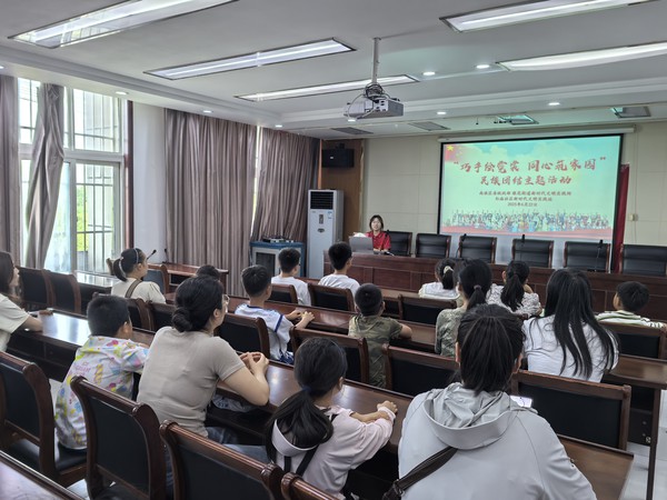 2025年6月22日下午，红庙社区新时代文明实践站开展“巧手绘霓裳 同心筑家园”民族团结主题绘画活动。(讲解）.jpg