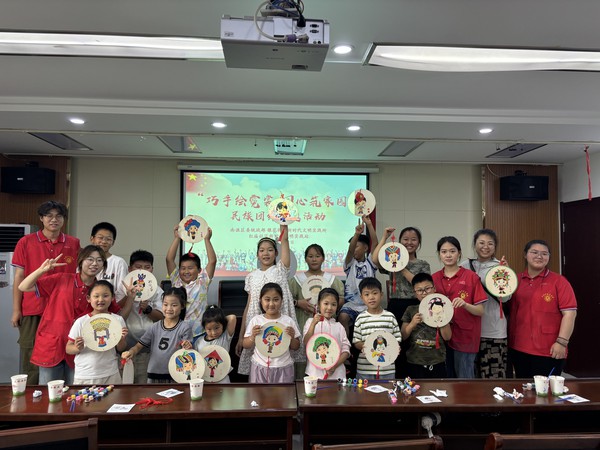 2025年6月22日下午，红庙社区新时代文明实践站开展“巧手绘霓裳 同心筑家园”民族团结主题绘画活动。(合影）.jpg