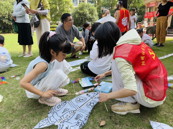 滁州市南谯区同乐街道阳明社区新时代文明实践站，2025年6月24日上午，凤凰城小区，开展“巧手绘纸鸢 童趣放飞梦”主题宣传活动（拍摄者：徐博庆，拍摄单位：阳明社区） (2).jpg