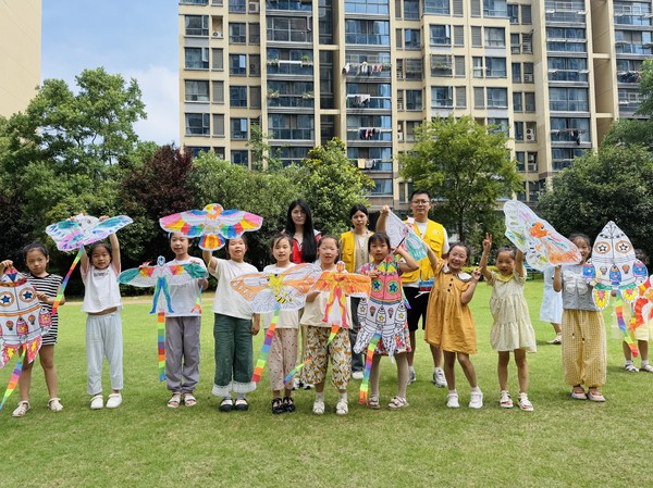 滁州市南谯区同乐街道阳明社区新时代文明实践站，2025年6月24日上午，凤凰城小区，开展“巧手绘纸鸢 童趣放飞梦”主题宣传活动（拍摄者：徐博庆，拍摄单位：阳明社区）.jpg