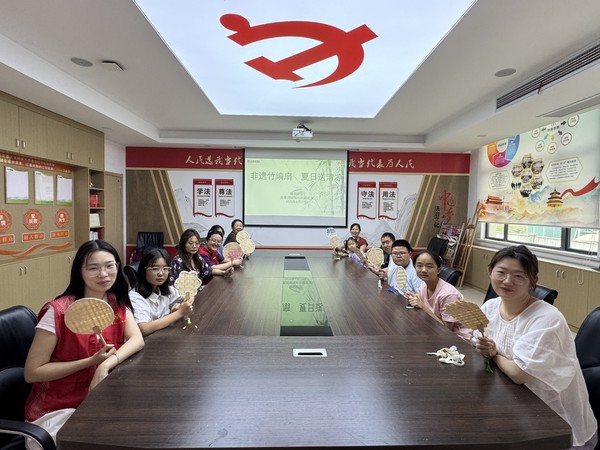 滁州市南谯区陡岗社区新时代文明实践站，2025年6月27日上午开展：非遗竹编扇 夏日送清凉“主题活动（拍摄单位：陡岗社区，拍摄人：张苗苗）（1）.jpeg