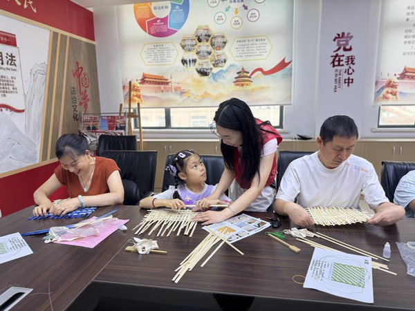 滁州市南谯区陡岗社区新时代文明实践站，2025年6月27日上午开展：非遗竹编扇 夏日送清凉“主题活动（拍摄单位：陡岗社区，拍摄人：张苗苗）（2）.jpeg