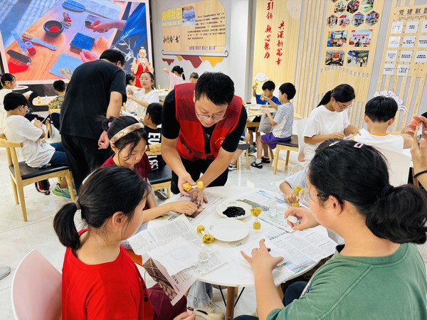 滁州市南谯区同乐街道阳明社区新时代文明实践站，2025年7月7日上午，阳明社区新时代文明实践点，开展非遗课堂——非遗拓印活动（拍摄者：徐博庆，拍摄单位：阳明社区） (2).jpg