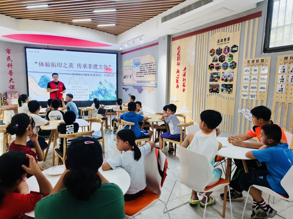 滁州市南谯区同乐街道阳明社区新时代文明实践站，2025年7月7日上午，阳明社区新时代文明实践点，开展非遗课堂——非遗拓印活动（拍摄者：徐博庆，拍摄单位：阳明社区）.jpg