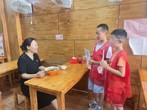 银花街道徐岗社区新时代文明实践站，2025年7月9日上午，徐岗社区组织开展&ldquo;反对浪费、崇尚节约&rdquo;小志愿者在行动活动。（拍摄者：徐岗社区沈淑媛） (11).JPG