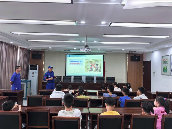 红庙社区新时代文明实践站,2025年7月12日下午,在红庙社区开展“暑期防溺水 平安护成长”主题科普活动(拍摄作者:红庙社区何荣刘) (4).jpg