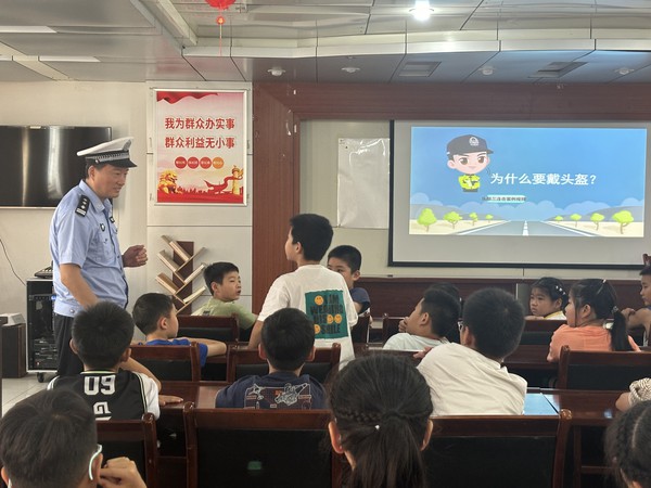 2025年7月22日，花园社区联合同乐街道新时代文明实践所、滁州公安局交巡警二大队六中队开展“快乐成长 安全出行”暑期交通安全教育课堂1.jpg