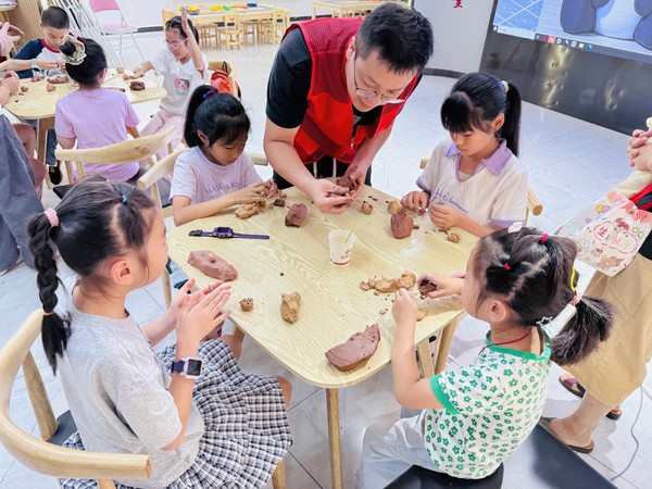 滁州市南谯区同乐街道阳明社区新时代文明实践站，2025年7月28日上午，阳明社区新时代文明实践点，开展“创意泥塑 传承文化”非遗主题活动（拍摄者：程雅慧，拍摄单位：阳明社区） (2).jpg