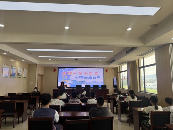 滁州市南谯区陡岗社区新时代文明实践站，2025年8月5日开展“送你一朵小红花”儿童心理健康教育主题讲座（拍摄单位：陡岗社区，拍摄人：张苗苗）（1）.jpg
