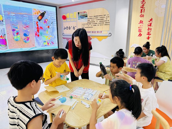 滁州市南谯区同乐街道阳明社区新时代文明实践站，2025年8月8日上午，阳明社区新时代文明实践点，开展“践行‘空瓶’行动 塑造文明新风”主题活动（拍摄者：徐博庆，拍摄单位：阳明社区） (2).jpg