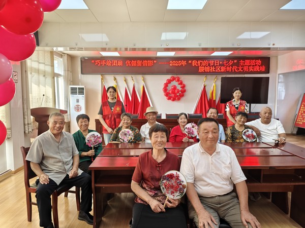 2025年8月27日腰铺社区新时代文明实践站“巧手绘团扇 伉俪留倩影”——2025年“我们的节日•七夕”主题活动1.jpg