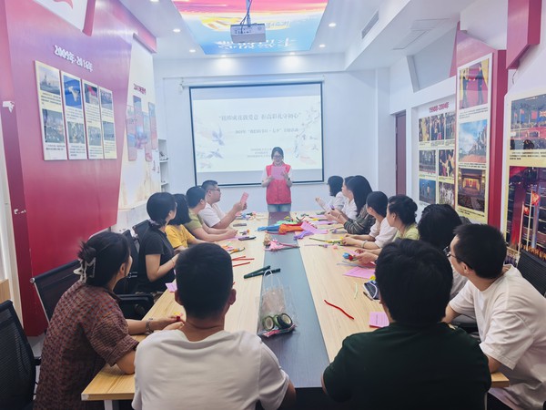 8月27日，沙河镇新时代文明实践所开展“扭棒成花载爱意，拒高彩礼守初心”主题活动2.jpg