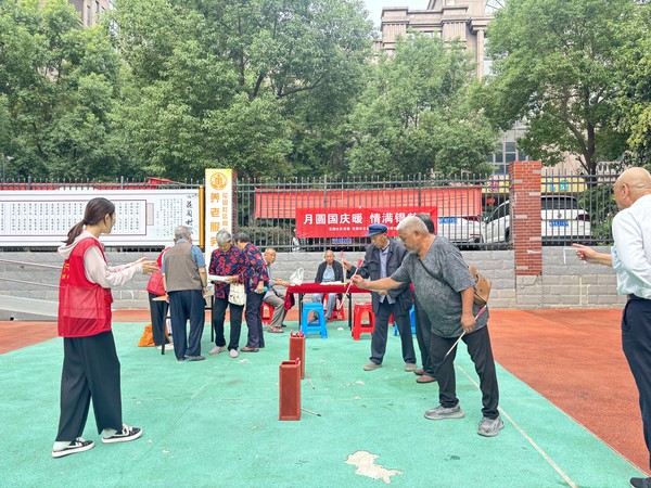 2025年9月24日花园社区开展“月圆国庆暖  情满银龄间”主题活动2.jpg