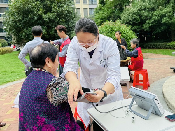 滁州市南谯区同乐街道阳明社区新时代文明实践站，2025年9月24日上午，凤凰城小区，开展“我为群众办实事”义诊、义剪、三小修志愿服务活动（拍摄者：徐博庆，拍摄单位：阳明社区） (3).jpg