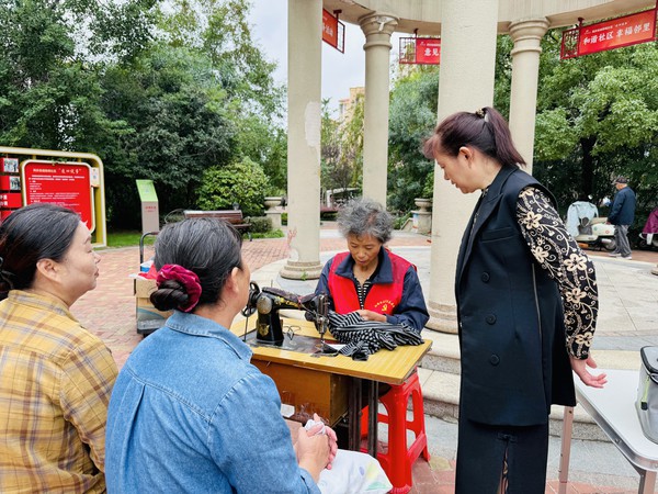 滁州市南谯区同乐街道阳明社区新时代文明实践站，2025年9月24日上午，凤凰城小区，开展“我为群众办实事”义诊、义剪、三小修志愿服务活动（拍摄者：徐博庆，拍摄单位：阳明社区）.jpg