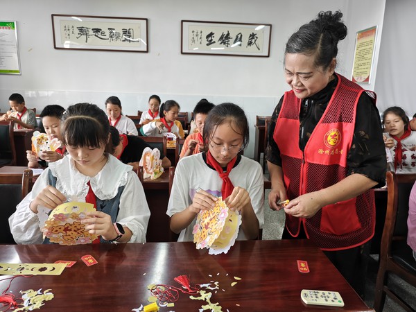 2025年9月28日腰铺社区新时代文明实践站“巧手张灯迎中秋 童心向党庆国庆”2025年“我们的节日•中秋”主题文化活动1.jpg