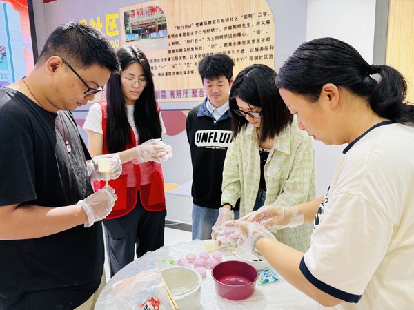 滁州市南谯区同乐街道阳明社区新时代文明实践站，2025年9月28日上午，阳明社区新时代文明实践点，开展“情满中秋 乐享团圆”我们的节日·中秋节主题活动（拍摄者：徐博庆，拍摄单位：阳明社区） (3).jpg