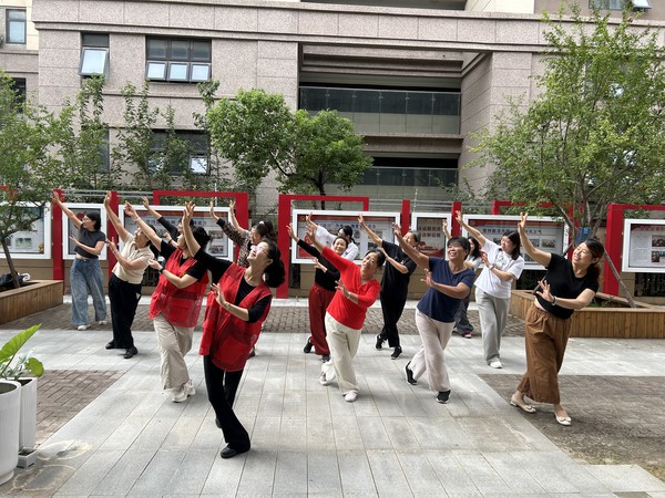 滁州市南谯区同乐街道同乐社区新时代文明实践站，2025年9月15日下午，开展广场舞公益培训主题活动1.jpg