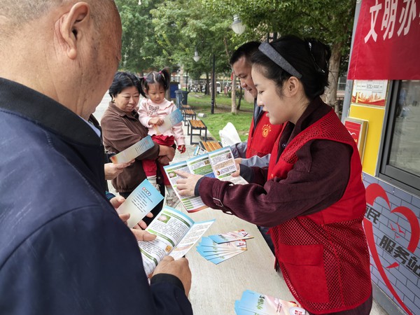红庙社区新时代文明实践站,2025年10月15日上午,在创业中苑开展“文明办事不铺张 勤俭节约树新风”主题宣传活动(拍摄作者:红庙社区刘申昇) (4).jpg