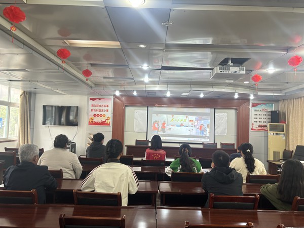 2025年10月15日,花园社区组织观看2025年第三次“中国好人榜”.jpg