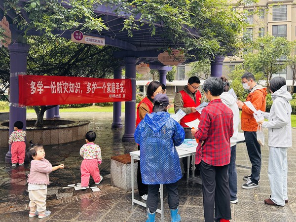 滁州市南谯区同乐街道阳明社区新时代文明实践站,2025年10月15日上午,尚城国际小区,开展防灾知识科普活动(拍摄者:王国庆,拍摄单位:阳明社区).jpg