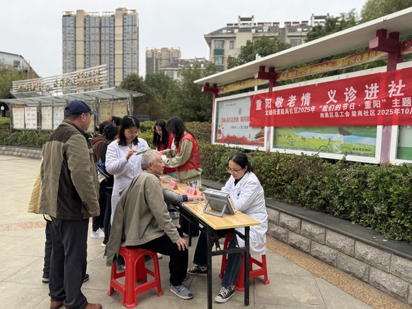 滁州市南谯区陡岗社区新时代文明实践站，2025年10月29日下午开展“重阳敬老情 义诊进社区”我们的节日·重阳主题活动（拍摄单位：陡岗社区，拍摄人：张苗苗）（1）.jpg