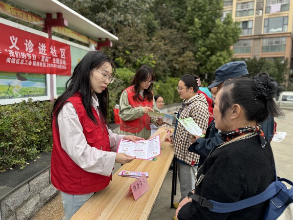 滁州市南谯区陡岗社区新时代文明实践站，2025年10月29日下午开展“重阳敬老情 义诊进社区”我们的节日·重阳主题活动（拍摄单位：陡岗社区，拍摄人：张苗苗）（2）.jpg