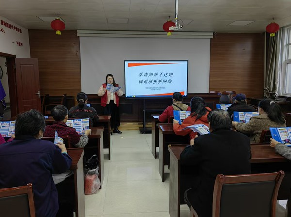 为深入推进基层网络文明建设，切实增强居民学法用法、识谣辟谣的自觉意识，2025年11月7日，文昌花园社区开展&ldquo;学法知法不迷路，辟谣举报护网络&rdquo;主题宣传活动，以群众喜闻乐见的形式传播网络法治知识，引导居民共同参与网络空间治.jpg