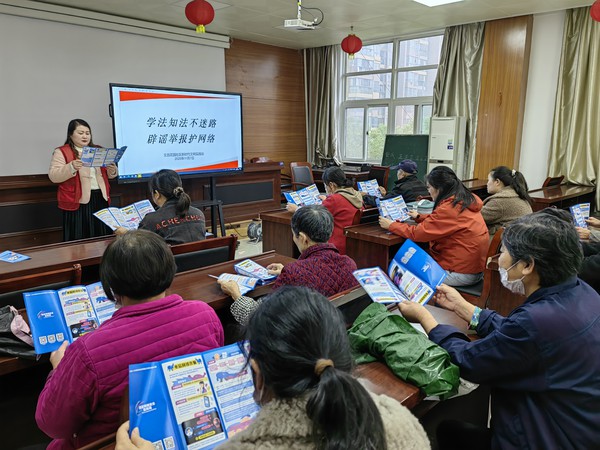为深入推进基层网络文明建设，切实增强居民学法用法、识谣辟谣的自觉意识，2025年11月7日，文昌花园社区开展&ldquo;学法知法不迷路，辟谣举报护网络&rdquo;主题宣传活动，以群众喜闻乐见的形式传播网络法治知识，引导居民共同参与网络空间治理2..jpg