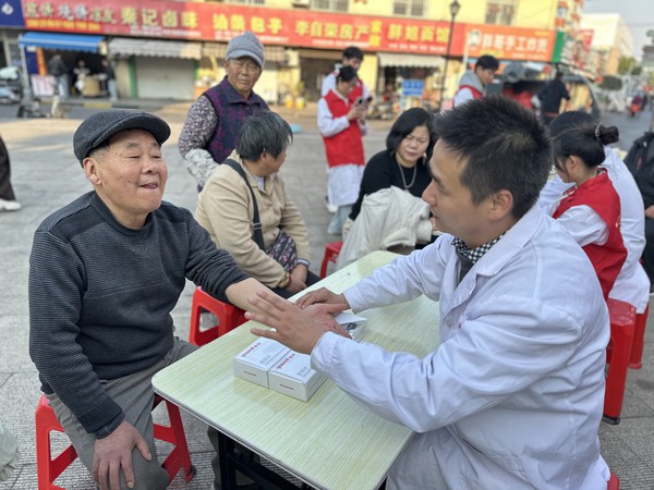 银东社区2025 年 11 月 21 日下午，开展 &ldquo;爱心义诊进社区，健康服务暖人心&rdquo; 主题活动.   拍摄者：王阳   工作单位：银东社区 (2).png