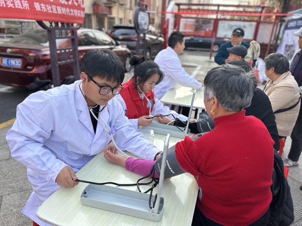 银东社区2025 年 11 月 21 日下午，开展 &ldquo;爱心义诊进社区，健康服务暖人心&rdquo; 主题活动.   拍摄者：王阳   工作单位：银东社区 (7).png