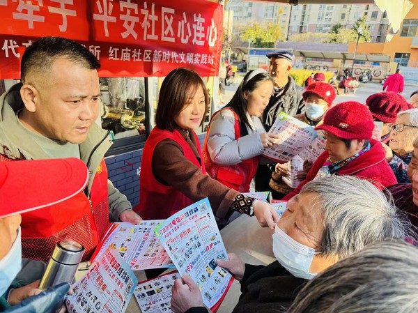 11.25日下午,红庙社区在“红小屋”新时代文明实践点开展“防范诈骗手牵手 平安社区心连心”主题宣传活动 图片来源:红庙社区 (2).jpg