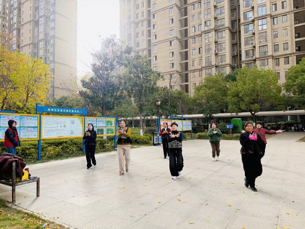 滁州市南谯区同乐街道阳明社区新时代文明实践站，2025年11月27日上午，尚城国际小区，开展全民舞蹈健身活动（拍摄者：徐博庆，拍摄单位：阳明社区）.jpg