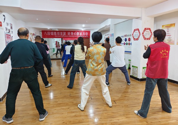 发能国际城社区2025年10月14日开展八段锦练邻里聚 好身心养岁月经活动(拍摄人:董胜秀 拍摄单位:发能国际城社区).jpg