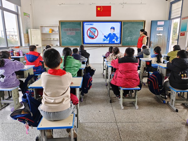 2025年12月4日腰铺社区新时代文明实践站“筑牢网络防线 护航健康成长”主题教育活动1.jpg