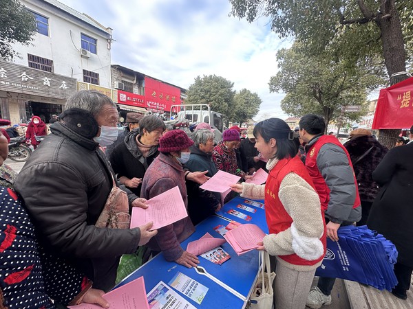 12月4日,沙河镇在街道开展“提倡文明行为 弘扬文明新风”主题宣传活动.jpg