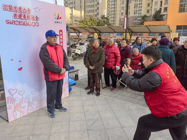 银东社区2025年12月5日组织志愿者参加&ldquo;滁州有让睦邻里，志愿同行践文明&rdquo;，滁州市南谯区&ldquo;12&middot;5&rdquo;国际志愿者日暨&ldquo;谯梁公益集市&rdquo;文明实践活动走进银花街道专场活动    拍摄者：王阳    工作单位：银东社区 (9).jpg