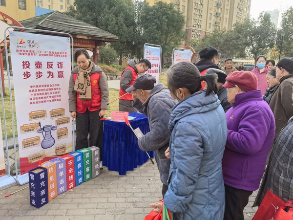 银东社区2025年12月5日组织志愿者参加&ldquo;滁州有让睦邻里，志愿同行践文明&rdquo;，滁州市南谯区&ldquo;12&middot;5&rdquo;国际志愿者日暨&ldquo;谯梁公益集市&rdquo;文明实践活动走进银花街道专场活动    拍摄者：王阳    工作单位：银东社区 (5).jpg