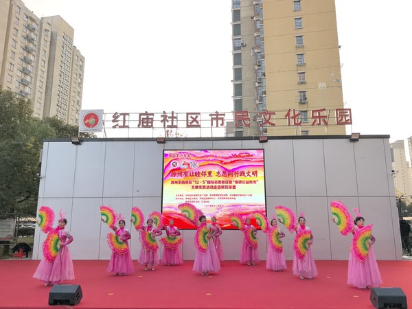 银东社区2025年12月5日组织志愿者参加&ldquo;滁州有让睦邻里，志愿同行践文明&rdquo;，滁州市南谯区&ldquo;12&middot;5&rdquo;国际志愿者日暨&ldquo;谯梁公益集市&rdquo;文明实践活动走进银花街道专场活动    拍摄者：王阳    工作单位：银东社区 (3).jpg