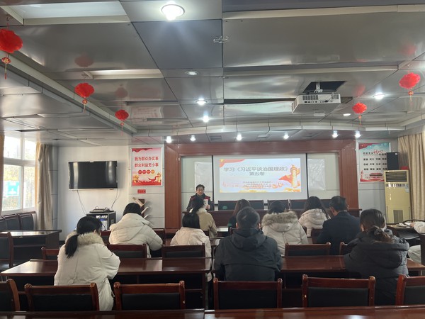 2025年12月10日，花园社区组织学习《习近平谈治国理政》第五卷.jpg