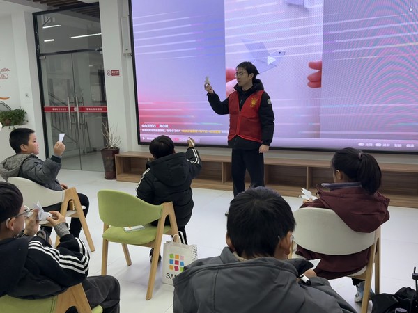 紫南社区新时代文明实践站，2025年12月13日，在紫南社区开展&ldquo;童心记历史 小手护和平&rdquo;国家公祭日主题教育活动。拍摄单位：紫南社区，拍摄者：徐慧  (2).JPG